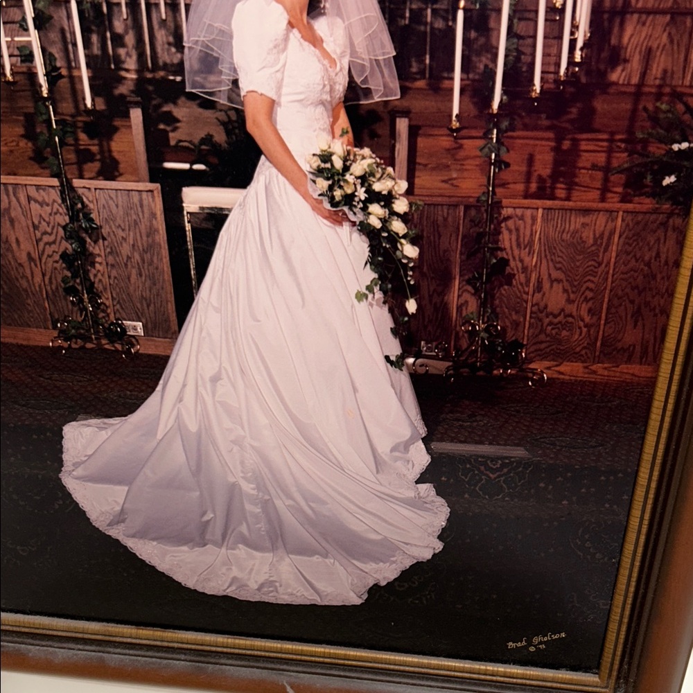 Elegant White Lace Wedding Dress